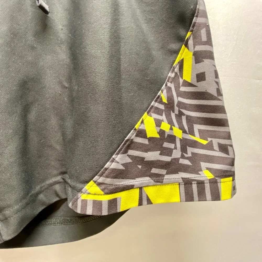 Under Armour Activewear Shorts Men's Medium Grey Neon Yellow 9
